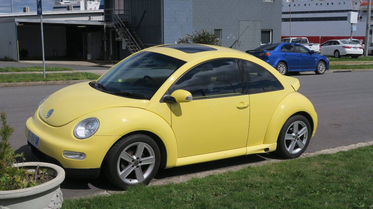yellow VW beetle image